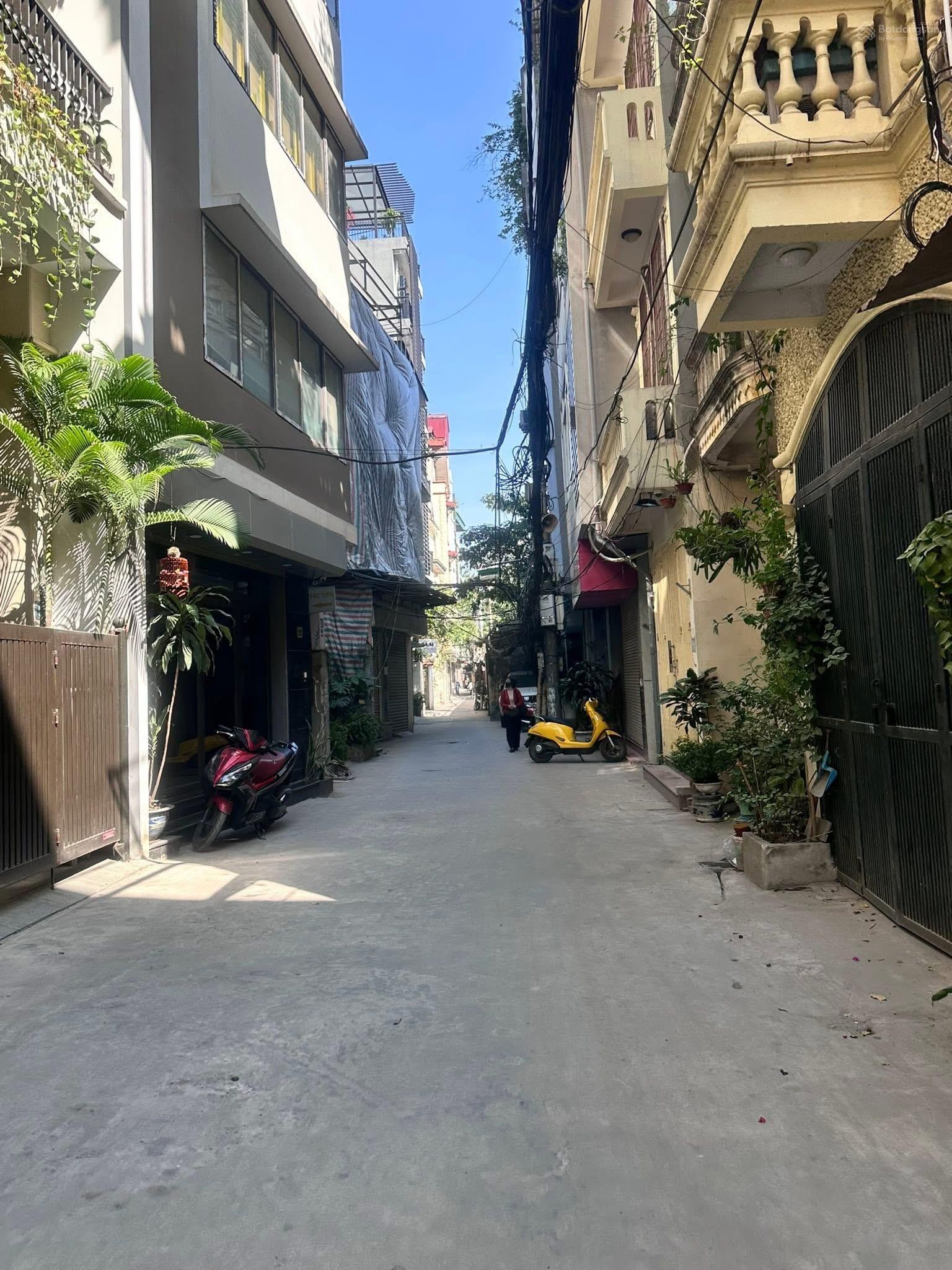 Láng hạ ba đình - bán đất tặng nhà - ngõ thông - 4 chỗ đỗ cửa - phù hợp văn phòng