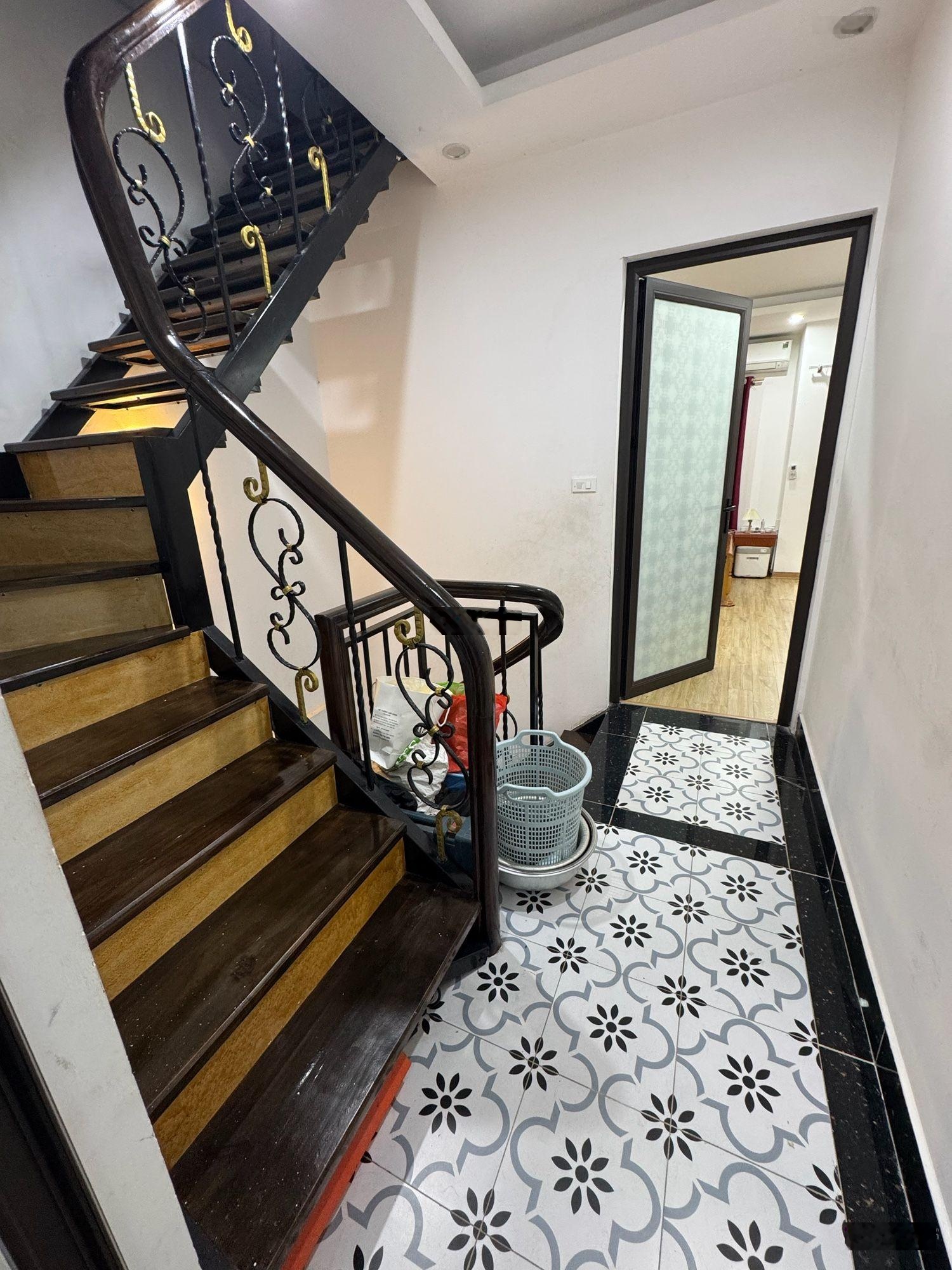 Bán nhà hiếm trong tầm giá trung tâm Cầu Giấy nhà đẹp ở ngay ngõ thông, gần mặt phố oto đỗ cách 30m