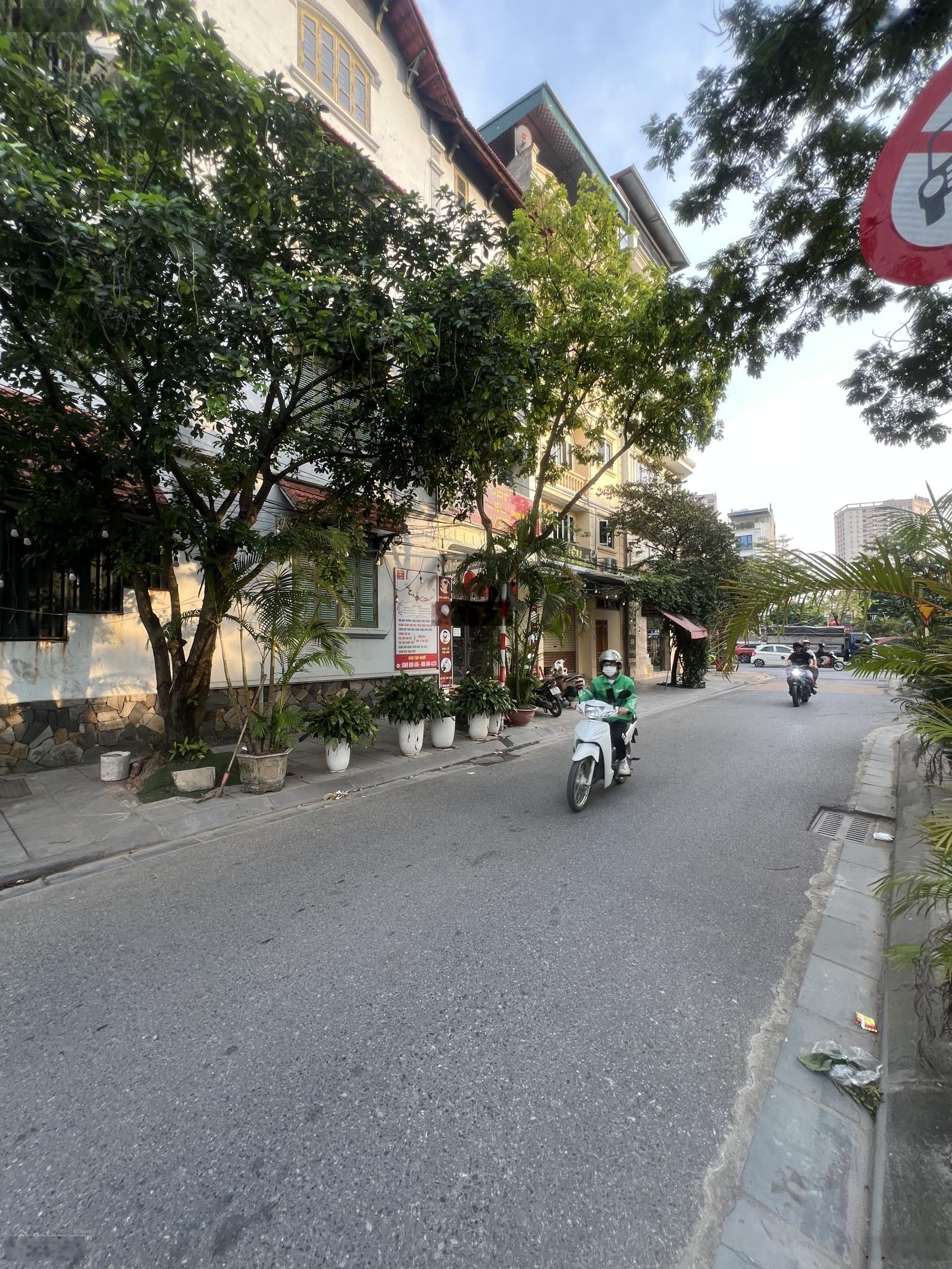 Chính chủ cần bán nhà mặt phố Cổ Linh - Long Biên lô góc view vườn hoa - 100m2 - mặt tiền 18m