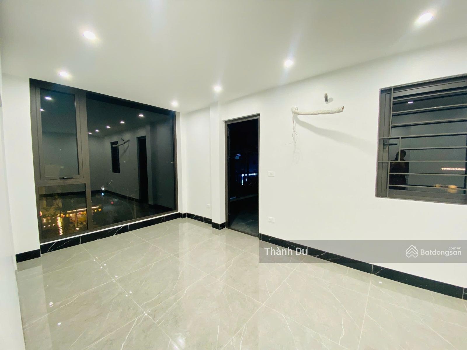 Cho thuê nguyên nhà mặt phố Hồng Tiến - Ngọc Lâm 50m2, mặt tiền 10m, vỉa hè rộng kinh doanh