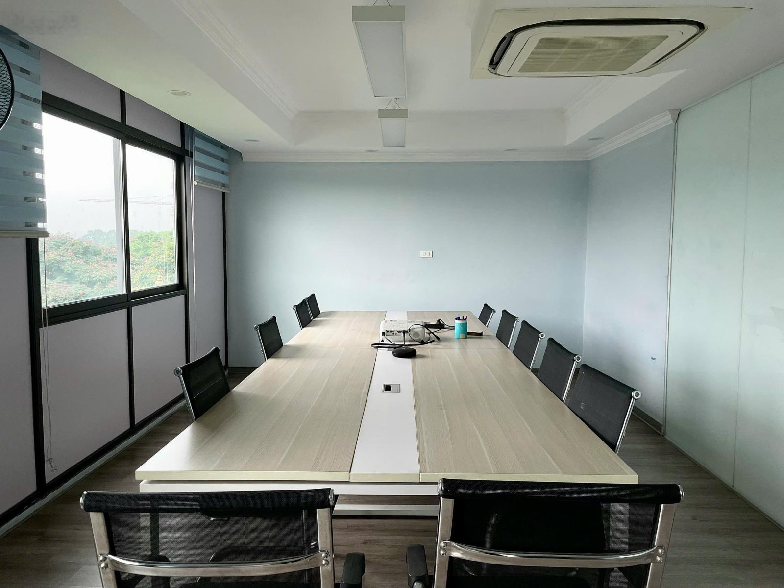 Măt Bằng Văn Phòng, Phố Việt Hưng,120m2, Full đồ, Giá tốt, 16tr/1 tháng