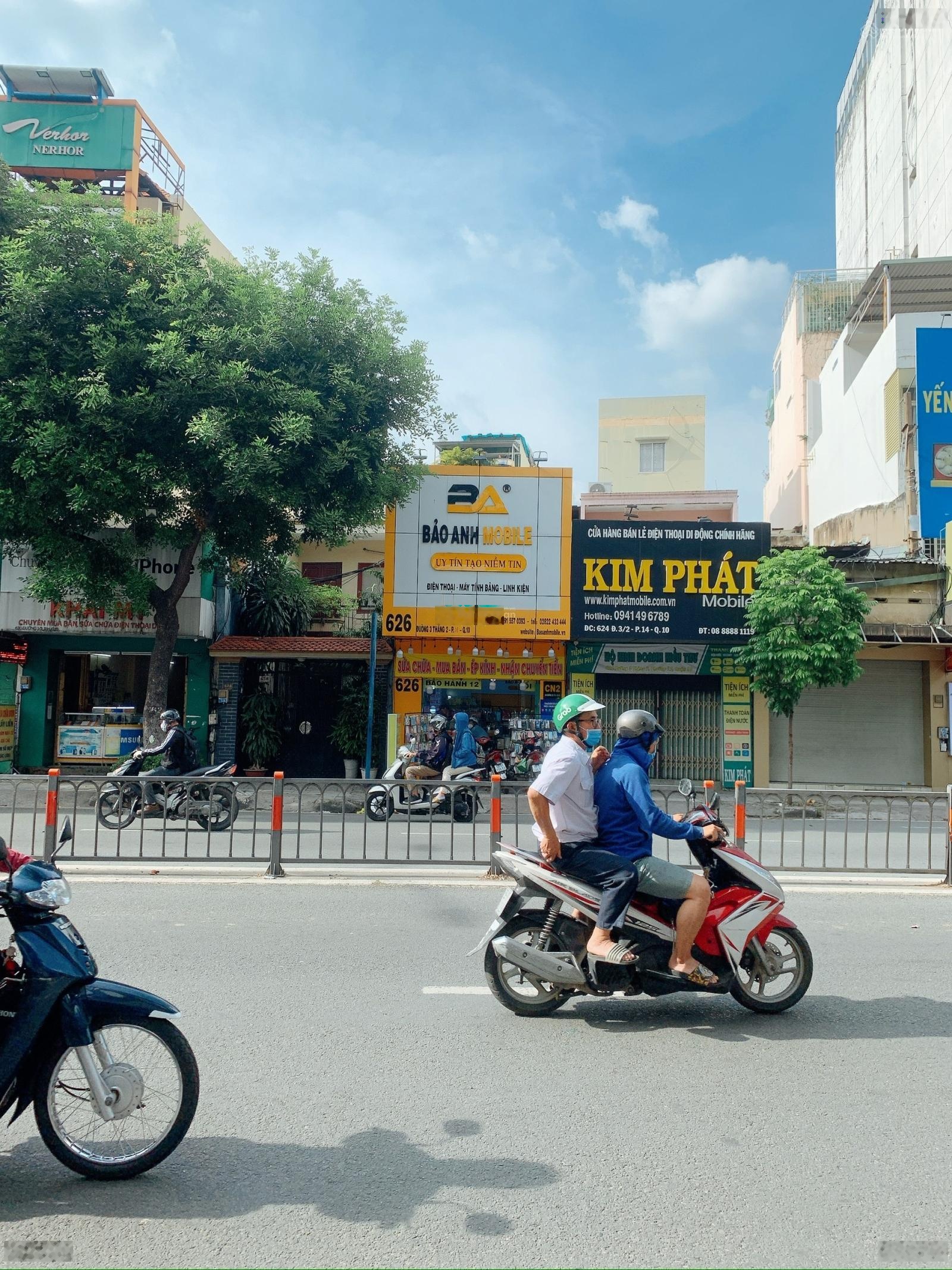 Bán nhà mặt tiền - đường 3 Tháng 2, P. 14, quận 10 vị trí đắc địa. 4m x 17m. DT đất 68m2