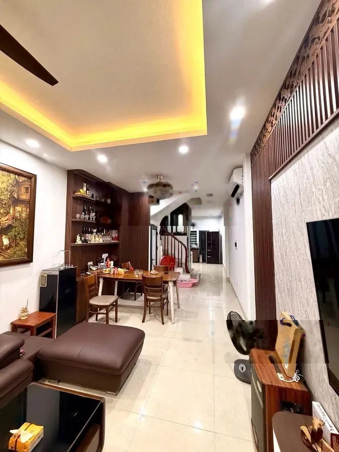 1 nhà ra ô tô - nhà dân xây - còn mới tinh - thang máy - phân lô - mặt ngõ thẳng tắp ra phố