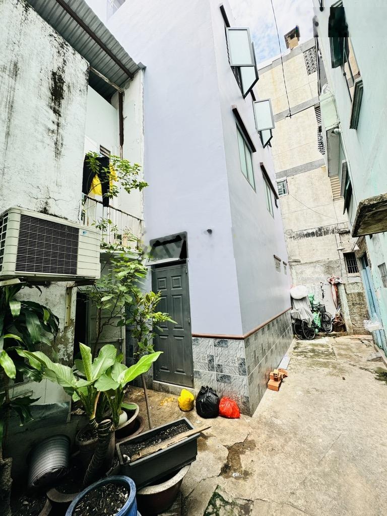 Nhà 2 tầng. Đ. CMT8, Quận 10. 36m2, 2PN, C. Hòa Hưng. 7 tỷ. Hẻm xe hơi đổ cổng. Thông tứ hướng