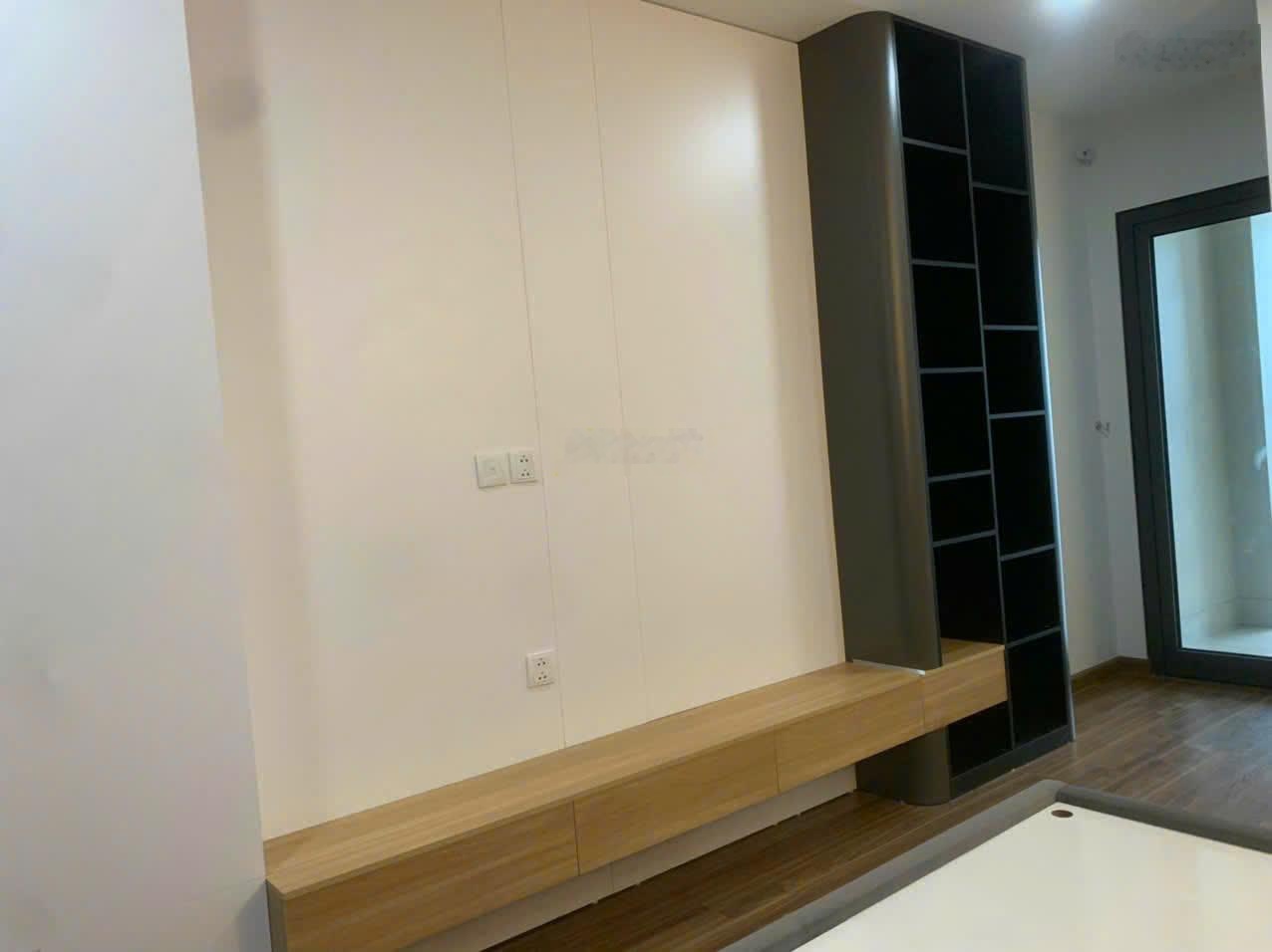 Chính chủ bán CH (3N - 2VS). DT: 95m2. Giá 7,9 tỷ. Đc: Goldsilk Complex, Vạn Phúc. Full nội thất.