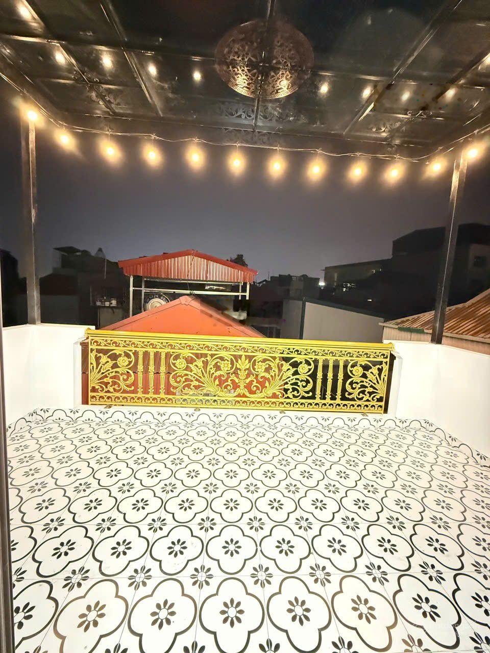 Võ Thị Sáu - Trần Khát Chân - công viên Tuổi Trẻ - bãi ô tô ngày đêm - 42m2 - 6 tầng thang máy - lô