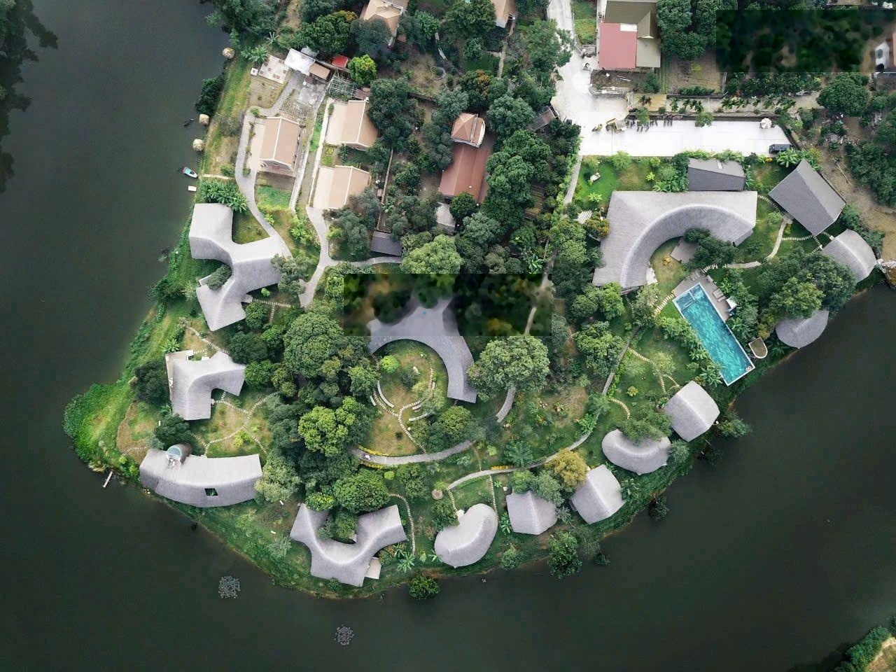 Cạnh Chợ Hòa Lạc. Bán 100m tc, mt 9.5m view hồ, đường thông- rộng 12m.ô tô đỗ ngày đêm. Tc hơn 3đ