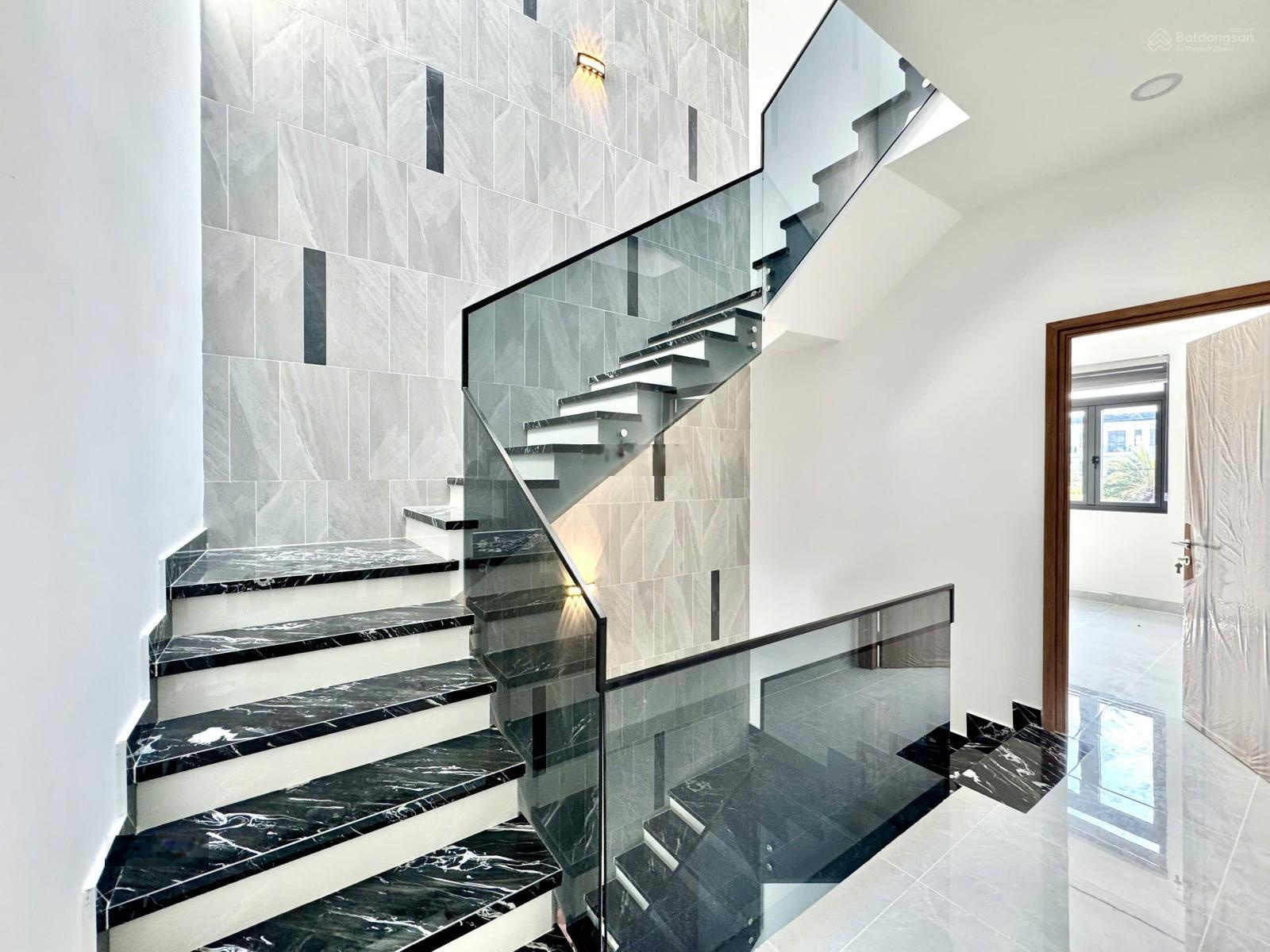 Cặp nhà siêu phẩm mặt tiền nhựa 10m - gần chợ hưng long bình chánh