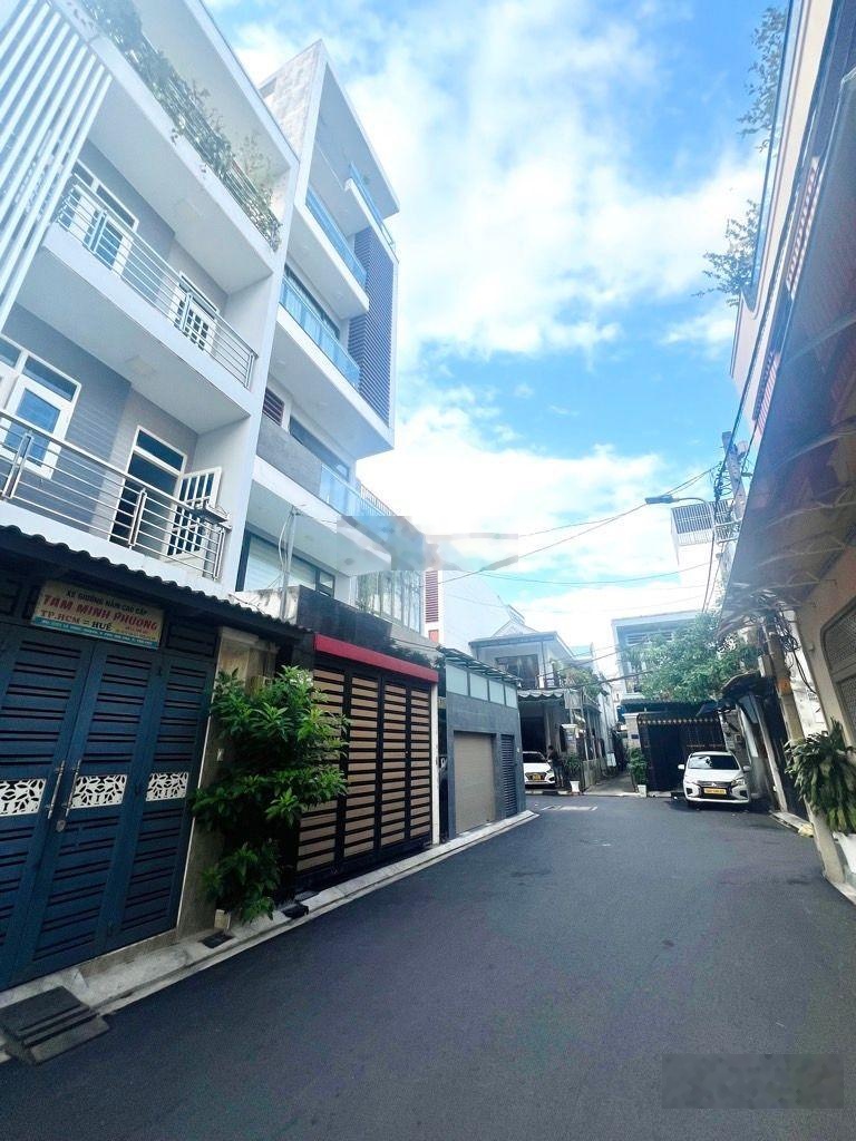 Nhinh 9ty diẹn tích: 5.25m x 15m (77.5m2) Kết cấu: Nhà mới 4 tầng: 1 trệt 2 lầu sân thượng đúc