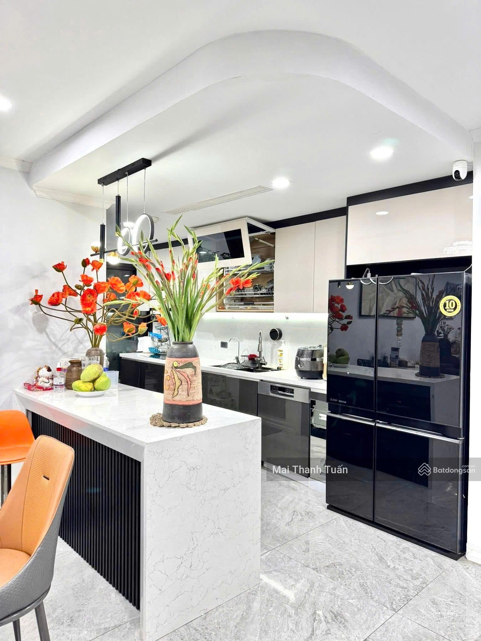 Gấp!nhà lô góc cầu diễn-hồ tùng mậu,ga tàu điện,thang máy,oto,dt:45mx6t,mt:5m,nhỉnh 8ty