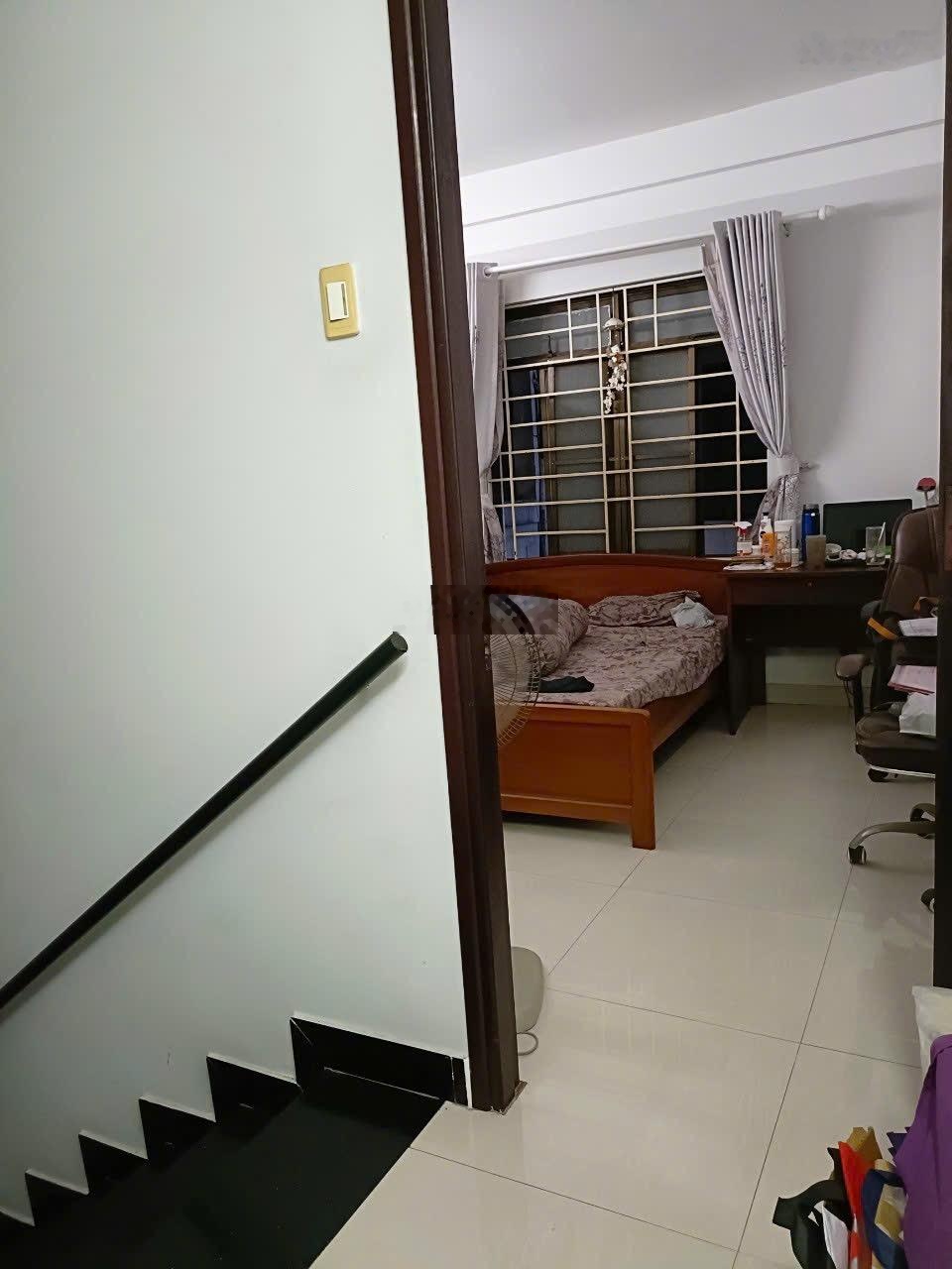 Cần bán gấp shophouse chung cư B5 đường 48 Phường 3 Q4 DT 113,6m2, 4 phòng, 1 trệt 1 lầu