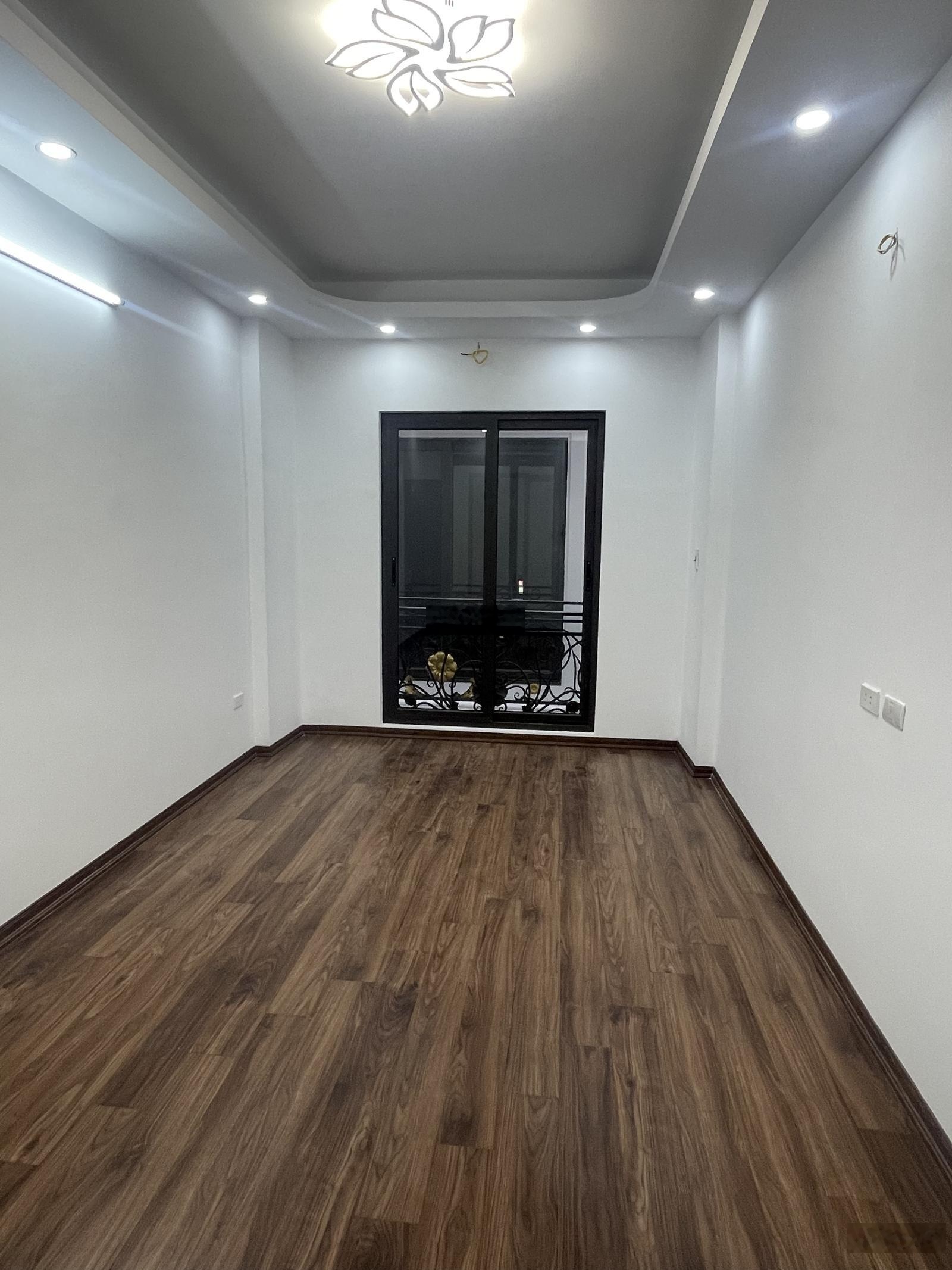 Hiếm chỉ hơn 6 tỷ nhà mới 5 tầng phố Việt Hưng gần Vinhomes Long Biên 30m2. Lh xem nhà 0382353555