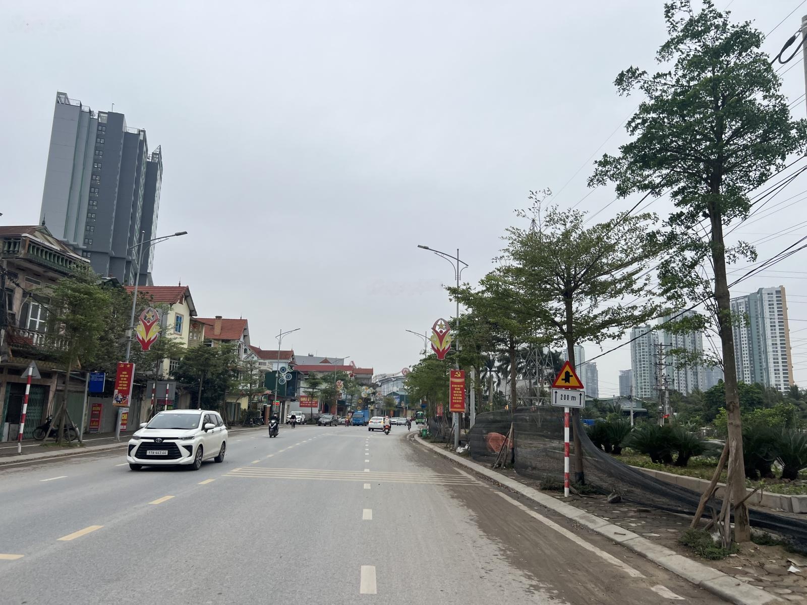 Bán đất mặt phố Thị Trấn Văn Giang đường 179 gần Trường Cấp 3 Văn Giang. DT: 240m2. MT: 8.3m. 21 tỷ