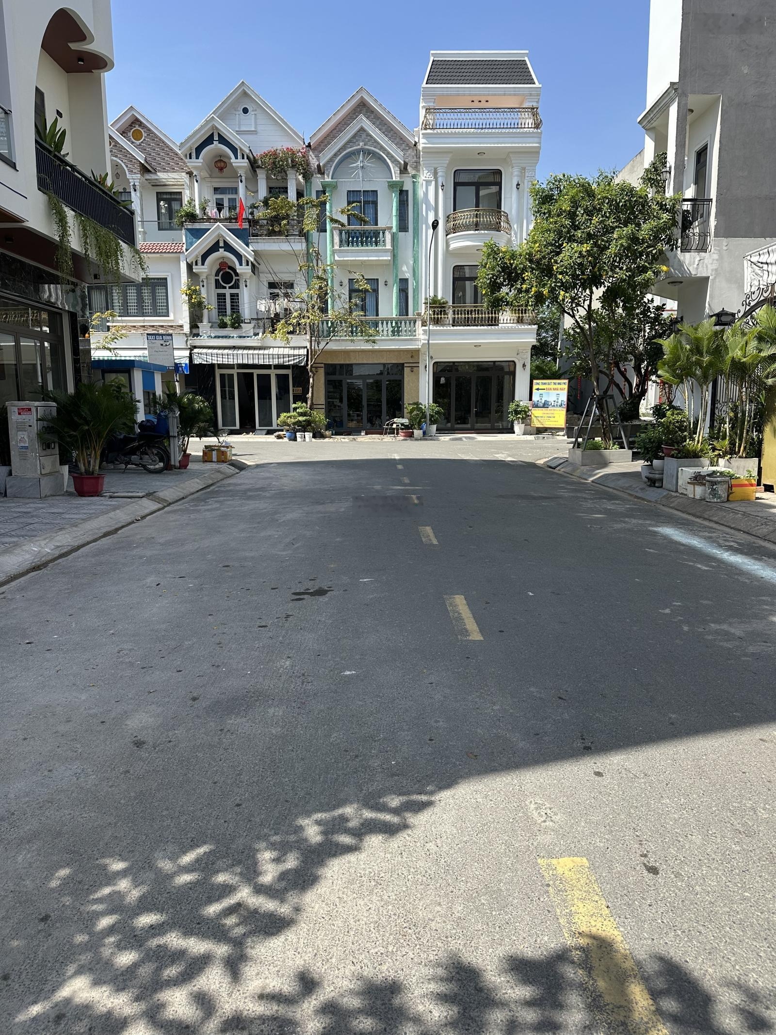 Bán nhà phố hoàn công tại vòng xoay An Phú, P. An Phú, TPHCM, diện tích lớn 252m2 sàn