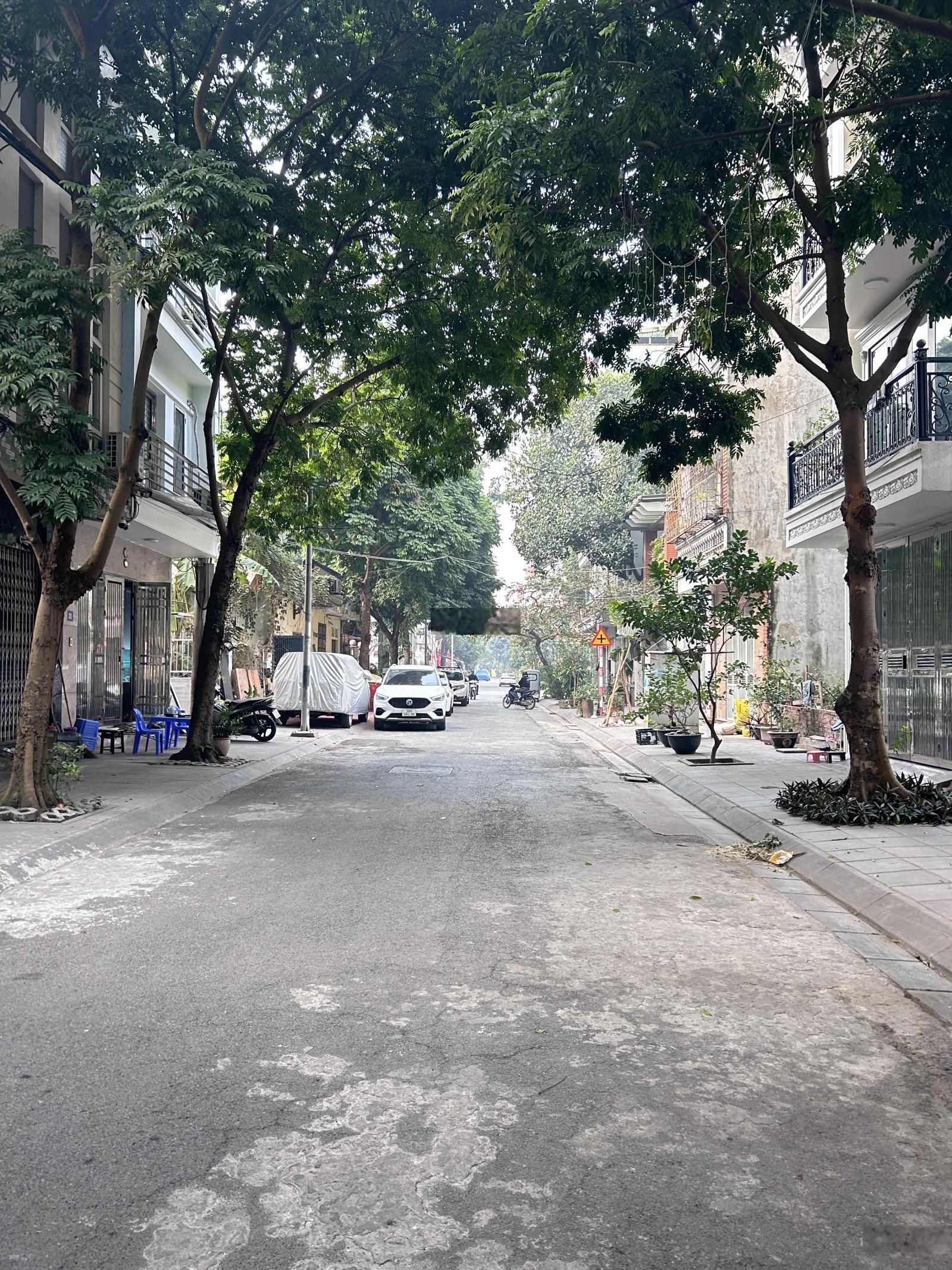 Đất đẹp phân lô Thượng Thanh Long Biên 54m2, giá 13 tỷ, vỉa hè rộng dân trí cao.