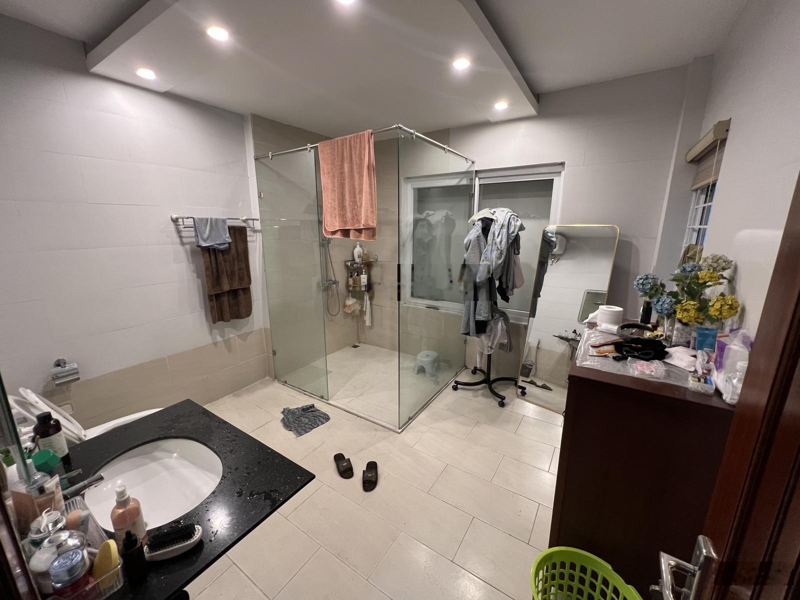 Cô Hà bán nhà ngõ thông Văn Cao, 20m ô tô, lô góc, 3 mặt thoáng, ô chờ thang máy, trước nhà rộng 5m