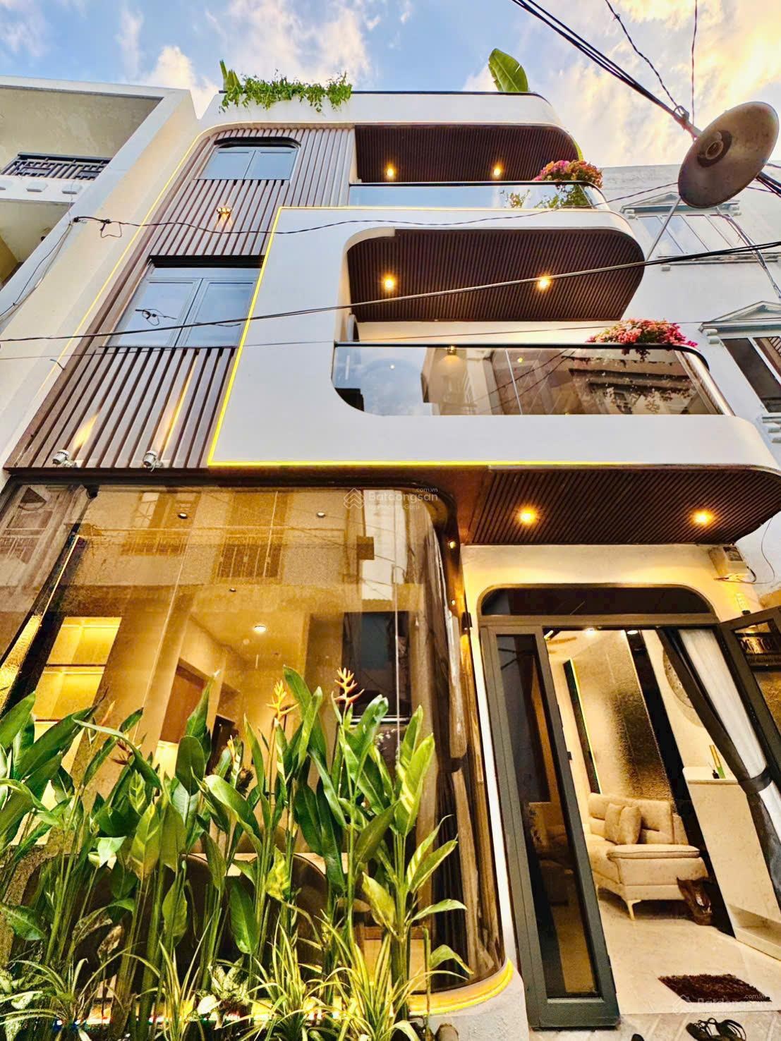 Thích Quãng Đức, P. Đức Nhuận, HCM.DT: 6m * 6m.KC: trệt, 2 lầu, sân thượng, 3 phòng ngủ, 4wc. 8 tỷ