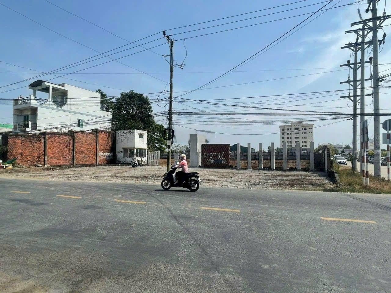 Đất kho xưởng 8800m2 TMDV SKC MT đường Nguyễn Hữu Trí, Bến Lức,Tây Ninh San lấp xây rào 18 triệu/m2