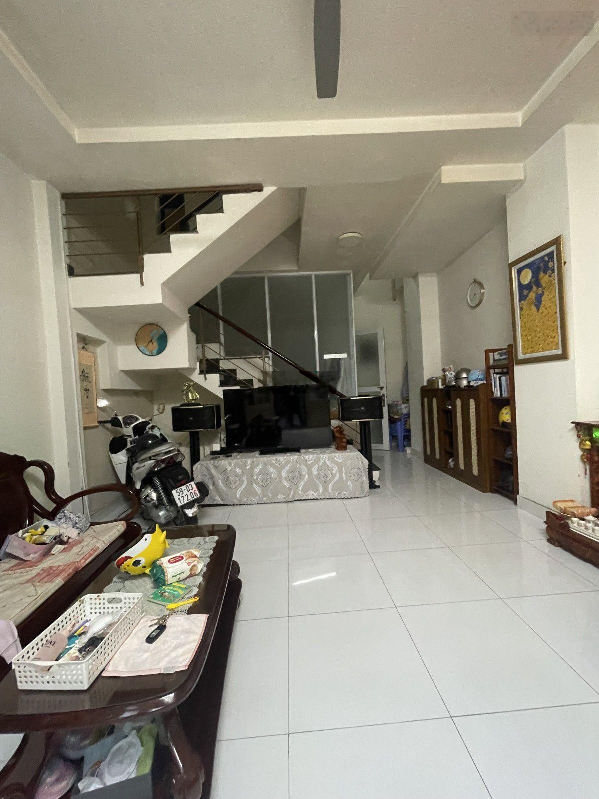 Bán nhà Gò Cẩm Đệm phường 10 Tân Bình. 3 tầng. Nhà mới đẹp. DT 4.7x13m. 3 tầng đúc BTCT chắc chắn