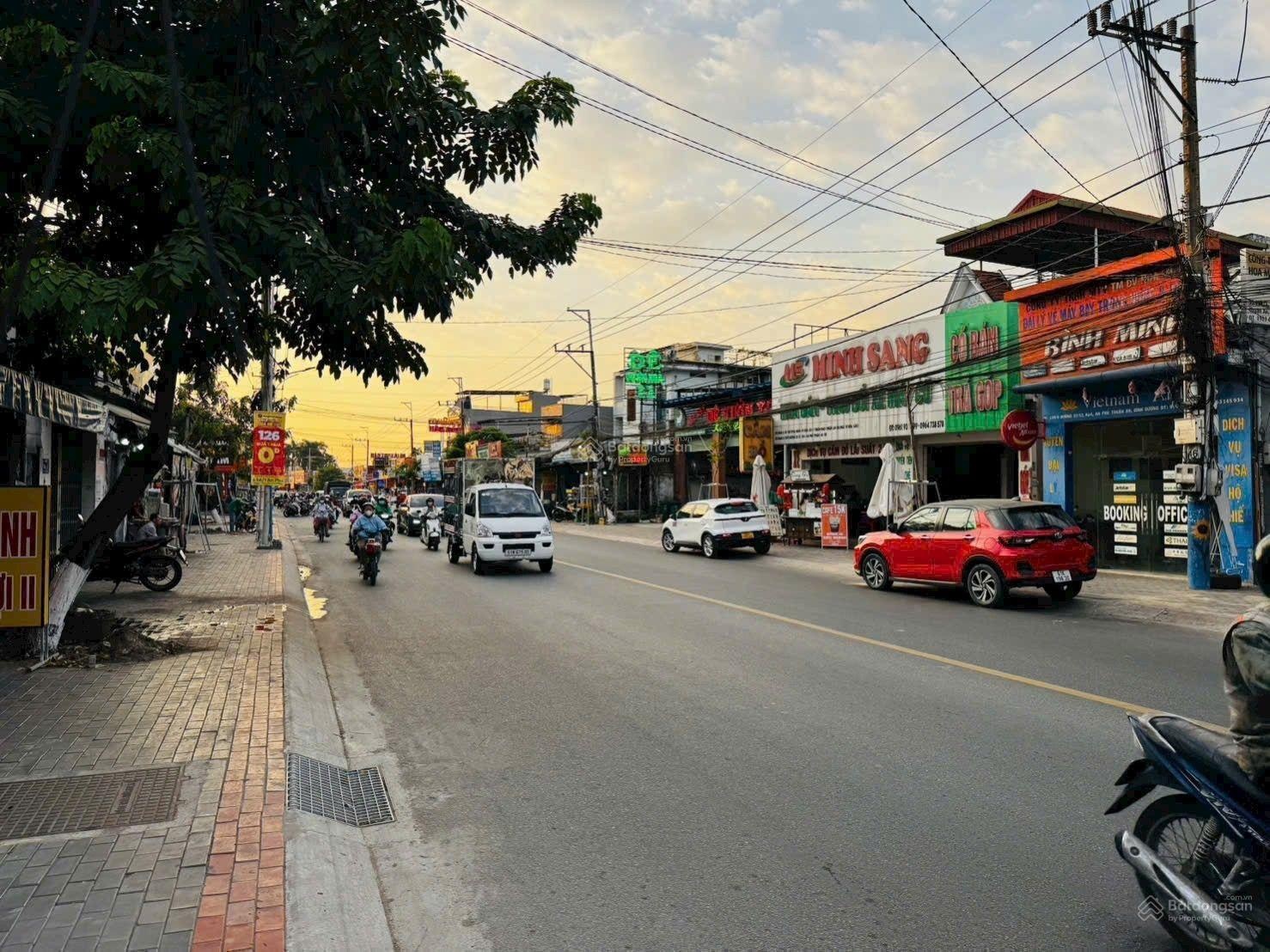 Bán cửa hàng đang cho nhà thuốc long châu thuê . mặt tiền trần hưng đạo dĩ an.giá 13ty900tl