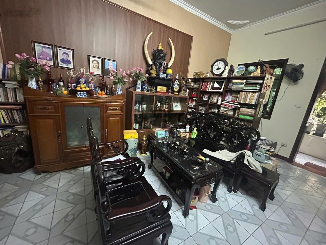 Tập thể tầng 2 mặt phố Võ Thị Sáu 120m2 3 ngủ 2 vệ sinh, ô tô đỗ