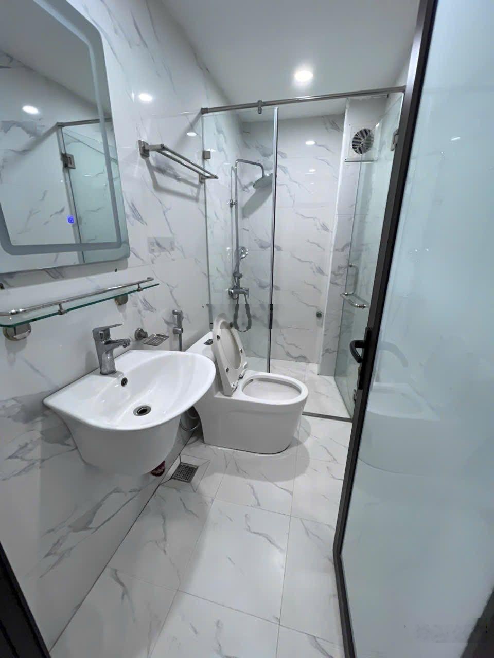 THÁI THỊNH, Nhà phân lô, ÔTÔ qua nhà, DT 57m2 X 4 Tầng, MT 4m, giá nhỉnh 13 tỷ có thương lượng