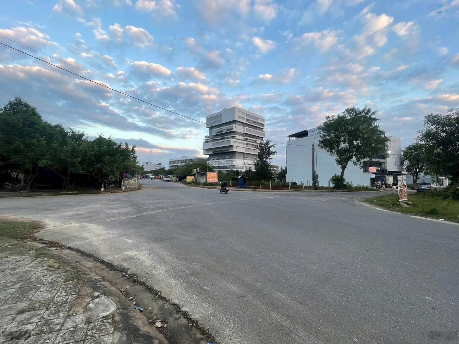 Bán lô góc cách cổng chính ĐH FPT 50m cực đẹp