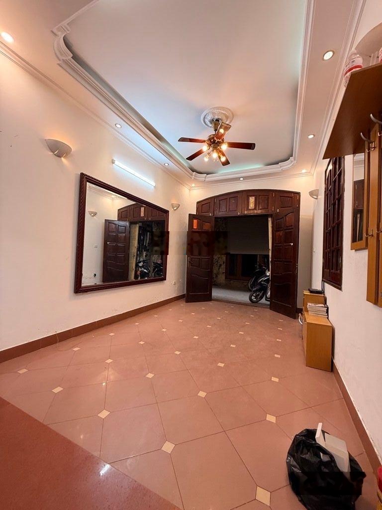 Hiếm - ngõ kinh doanh - ô tô đỗ cửa - nhà dân xây - lô góc 2 thoáng - nhà ở luôn