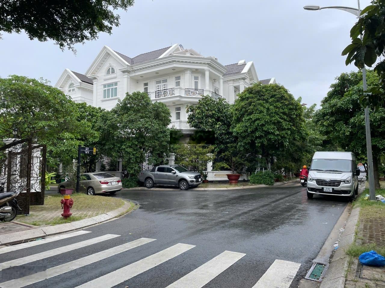 Bán căn biệt thự 2 mặt tiền đường khu Cityland Garden Emart, DT: 13.5 x 20m, thang máy