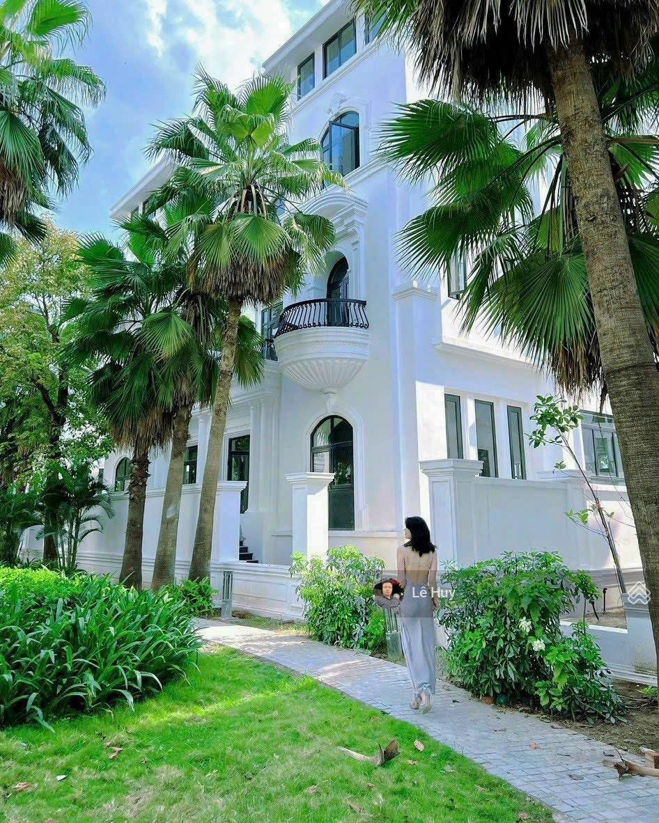 VIP Bán căn Biệt thự rộng gần 300m2, hướng Đông, 4 tầng nổi và 1 tầng hầm. LH: 0987765799