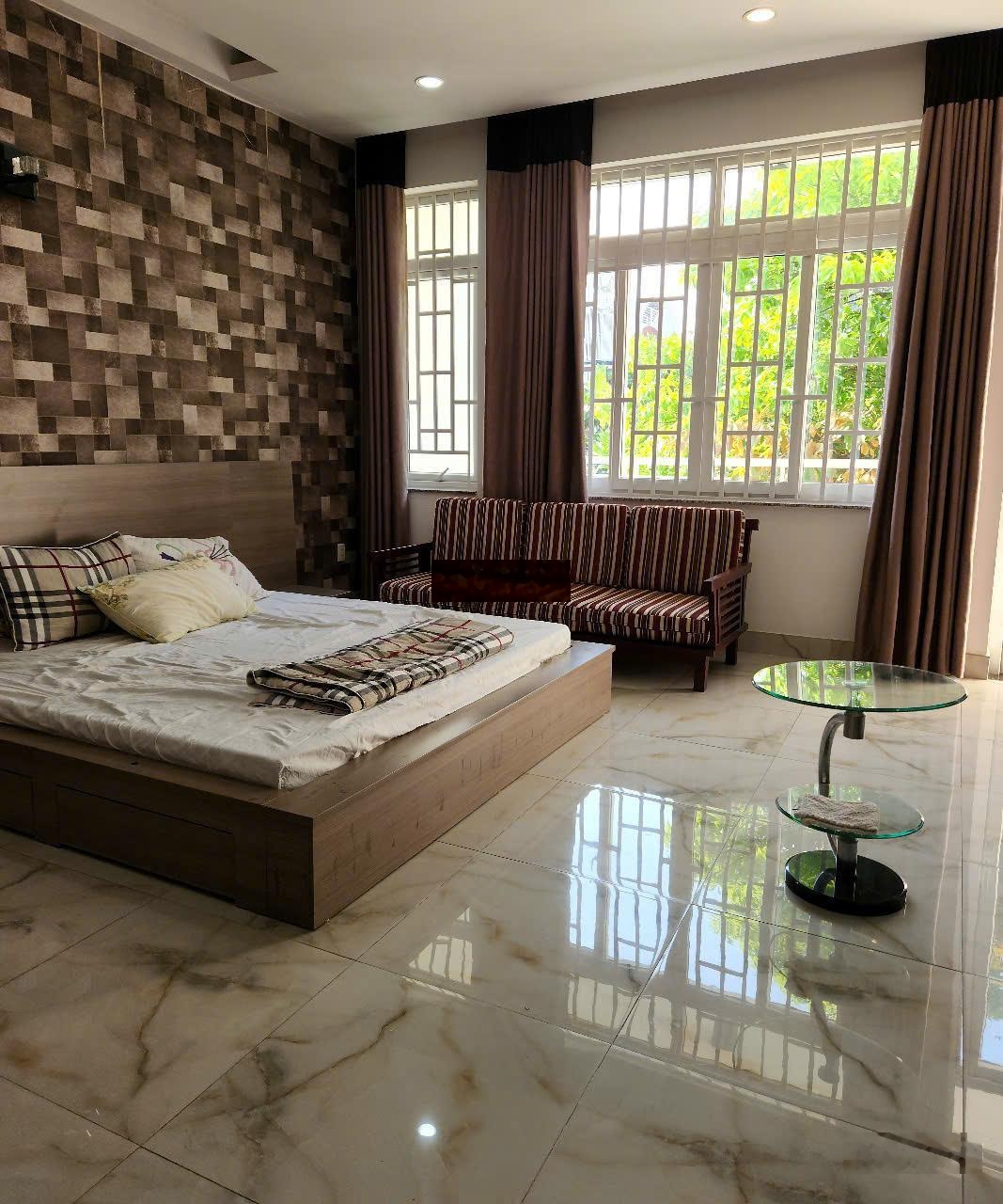 Bán biệt thự Sadeco Phước Kiển, 3 tầng, DT 100m2, 4PN + 5WC, giá 12.7 tỷ