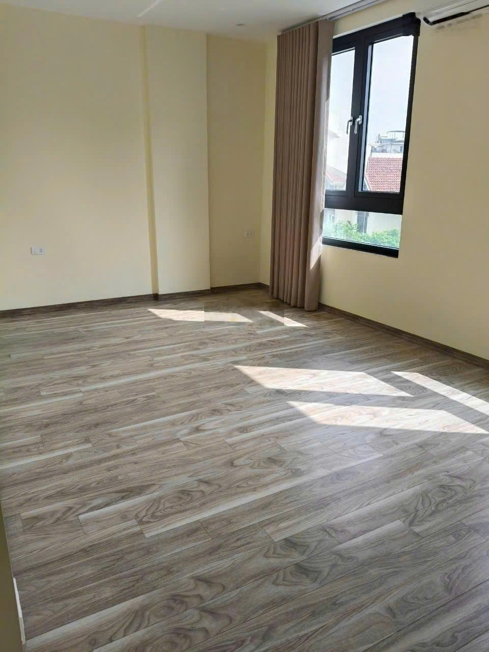 Cho thuê nhà mặt phố Trần Thái Tông - Cầu Giấy, diện tích 150m2 x 5 tầng + hầm, thông sàn. Giá 75tr