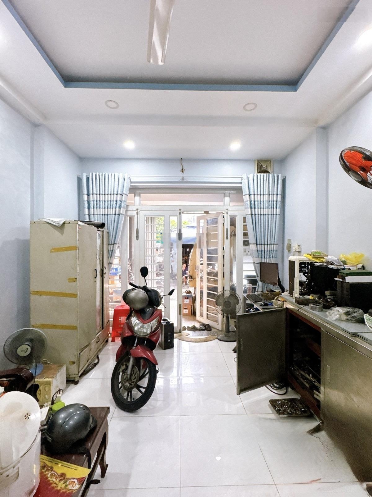 Bán nhà mặt tiền đường xe hơi, liền kề Phạm Văn Đồng. Diện tích 66m2 3PN 2WC giá 7.68 tỷ TL