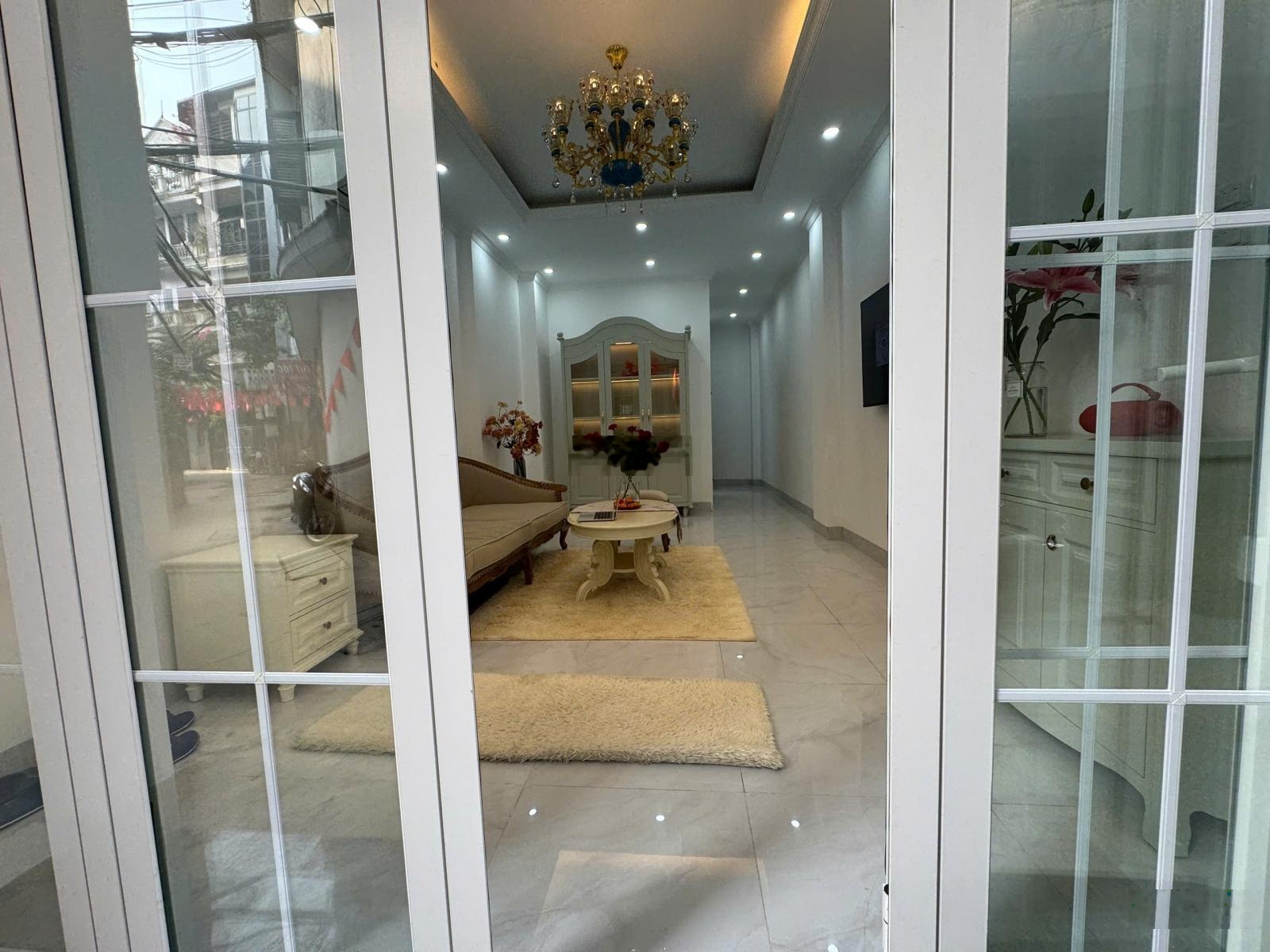 Chính chủ cần bán nhà 6 tầng 37m2, 6 tầng 1 tum Lạc Long Quân, cách Hồ Tây chỉ 50m - có thang máy