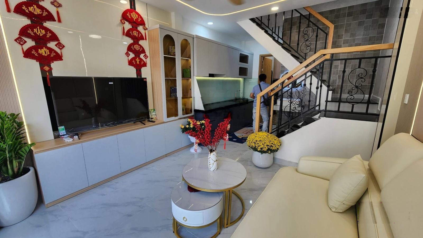 Bán nhà Thủ Đức cho thuê 22 triệu đường Phạm Văn Đồng, Thủ Đức - DT: 60,6m2 - hẻm xe hơi