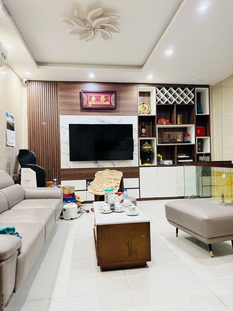 Nhà phố Nguyễn Thái Học - Quận Ba Đình - 37 m2 - 6 tầng - giá chào 11,5 tỷ - sổ đỏ vuông