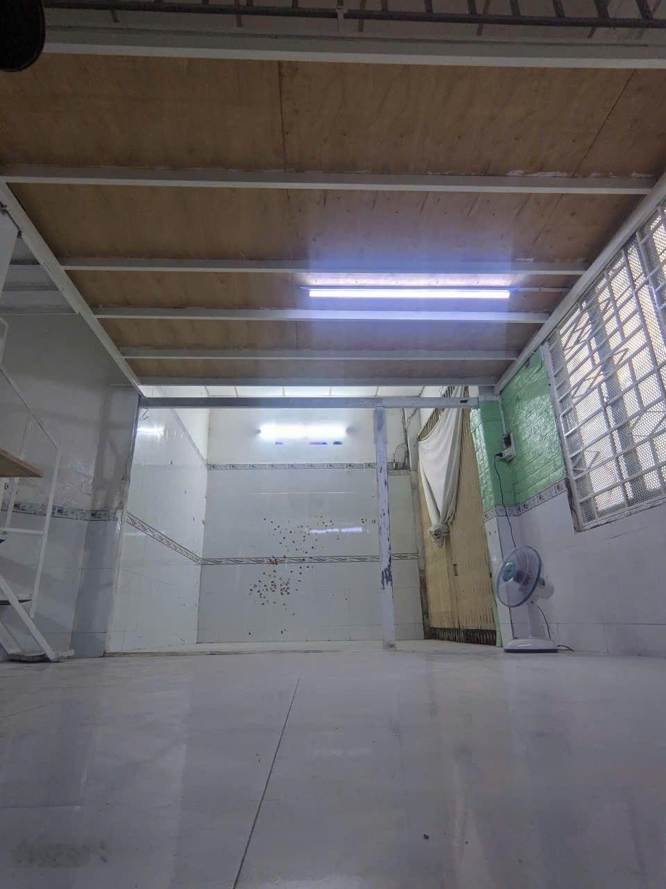 Nhà nhỏ gọn xinh xắn, 2 mặt thoáng. Điện nước đầy đủ theo giá nhà nước