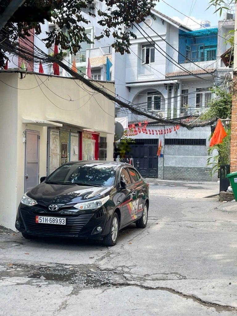 Bán nhà ngay chợ Bà Chiểu - DT 72m2 - Ngang 7m - Giá chưa tới 6 tỷ