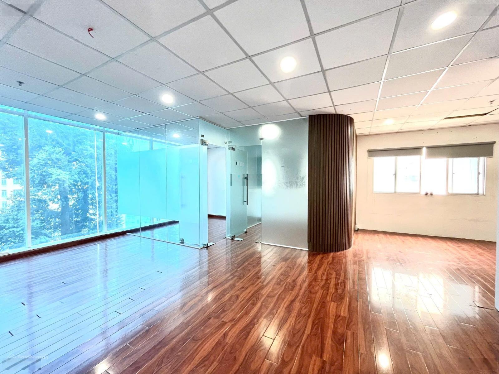 Cho thuê văn phòng 60m2 view kính thông thoáng đường Võ Văn Tần, Quận 3