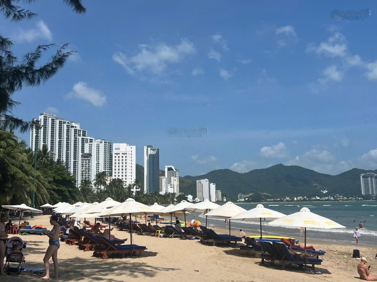 Bán đất Mặt tiền Phạm Văn Đồng, Vĩnh Hoà, Nha Trang. Dt 124m2 (ngang 5m) - Hướng ĐN - Giá 115tr/m2.