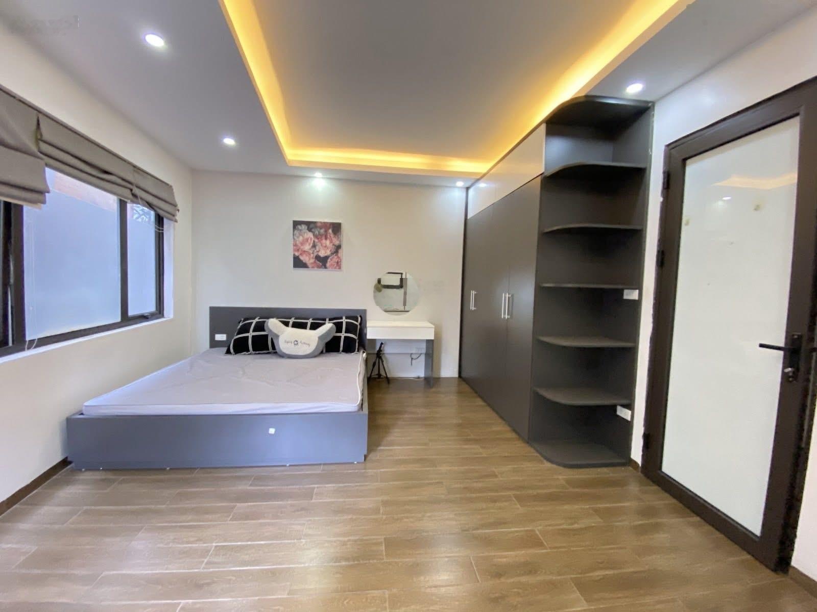 Bán nhà Nguyễn Văn Cừ 39m 5 tầng gần cầu chương dương, ngõ nông, ô tô đỗ cổng nhà