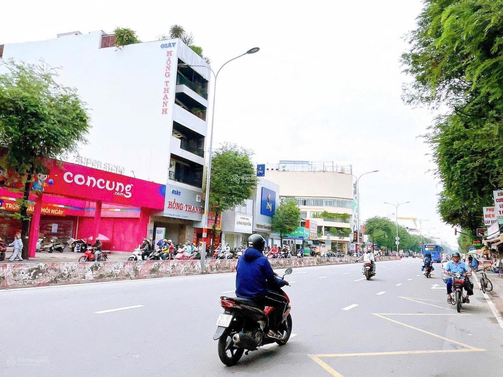 Nhà bán mặt tiền đường Lê trọng tấn DT 8x20 đúc 1 trệt 3 lầu và 1 căn cấp 4 bán 38 tỷ