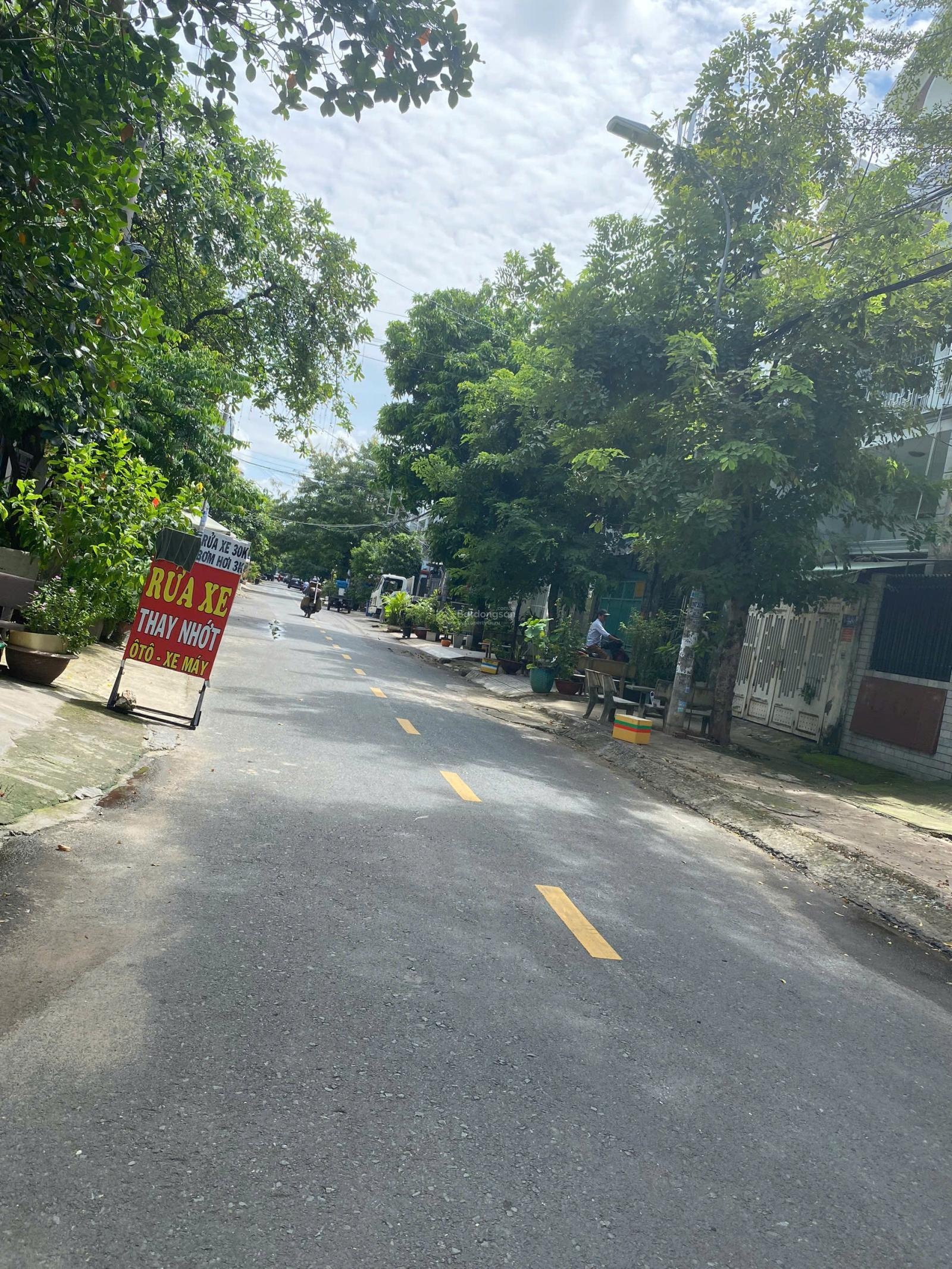 Bán nhà mặt tiền đường DC9, DT 4mx20m, 3 lầu, đường nhựa 14m Ngay Aeon Mall Tân Phú