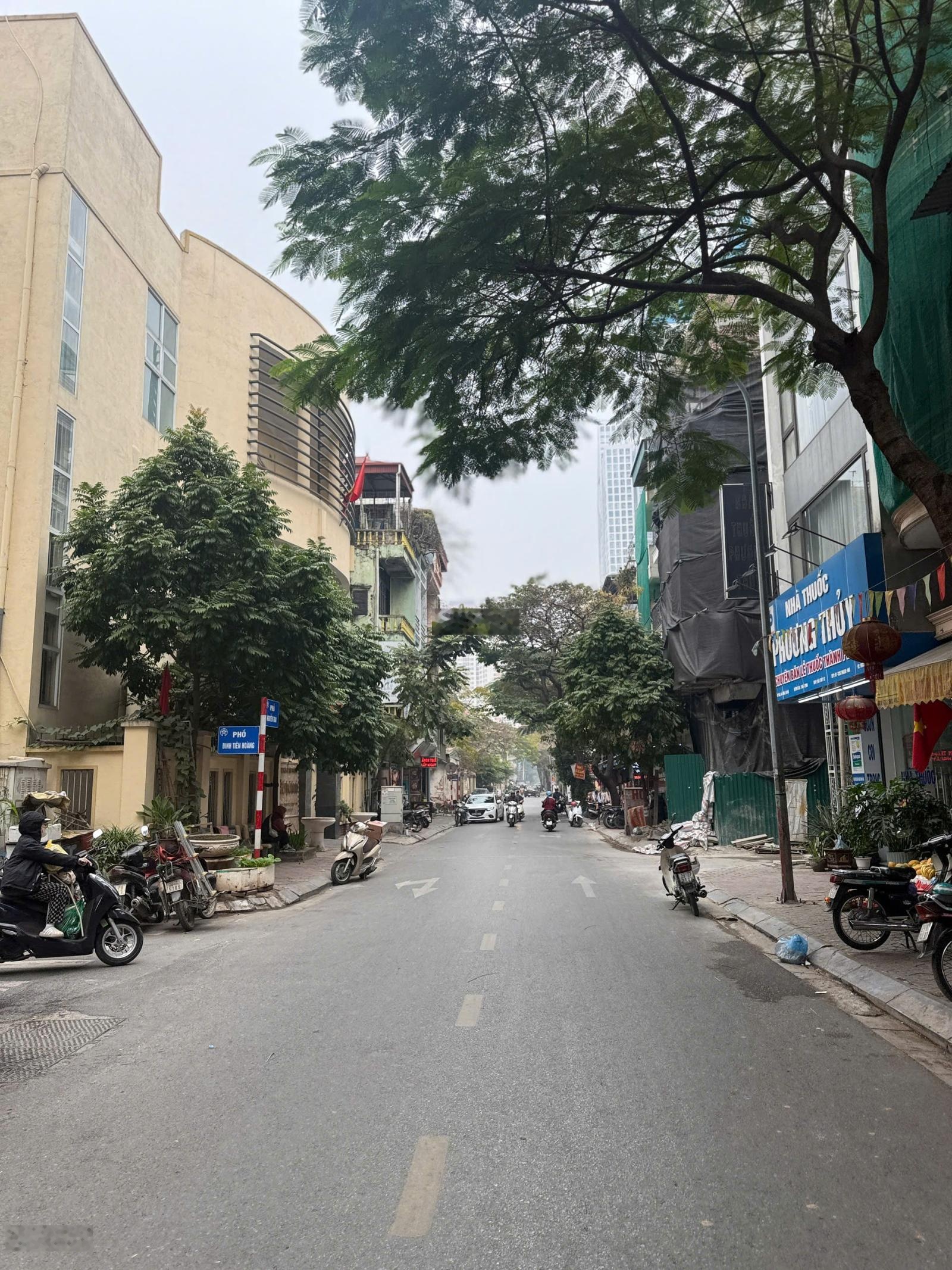 Bán nhà mặt phố Lê Lợi ngay chợ Hà Đông kinh doanh sầm uất vỉa hè oto tránh đỗ ngày đêm hơn 15tỷ