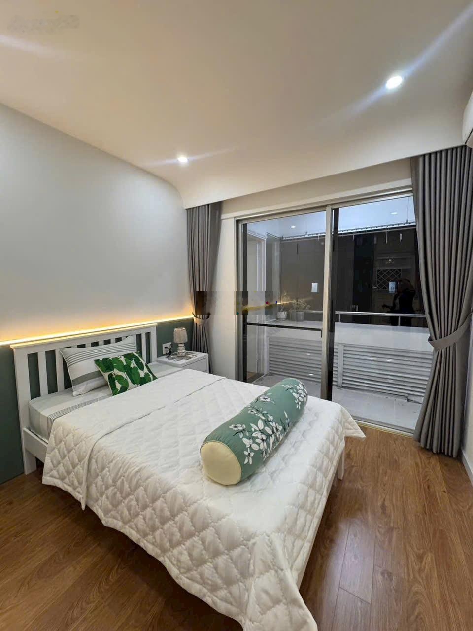 Bán căn hộ Mỹ Khánh 3pn 113m2 đầy đủ nội thất nhà mới 10 tỷ thương lượng. LH Lan 0906743166