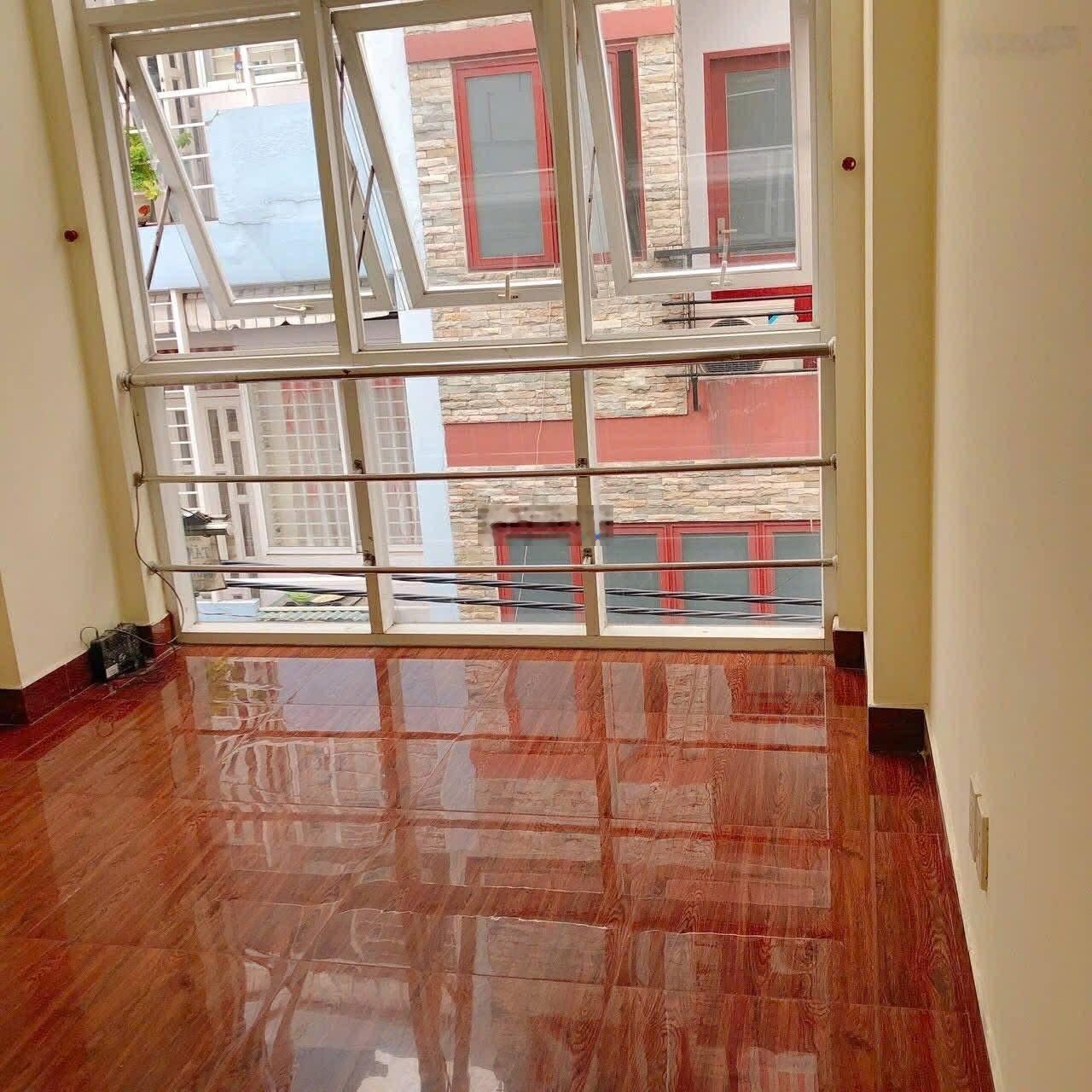 Quận 4, ĐOÀN VĂN BƠ . 5 tấm . dọn vào ở ngay!