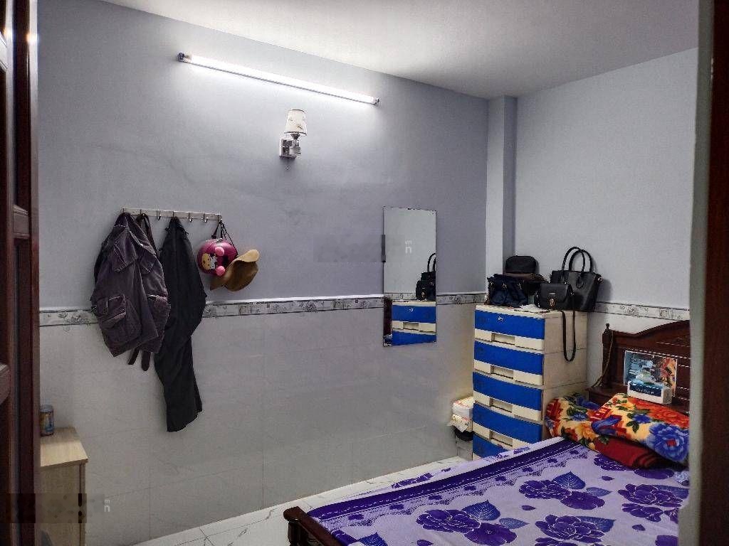 5 tỷ 800 thương lượng, nhà 2 tầng, đường 7 mét thông, diện tích : 4 x 18.