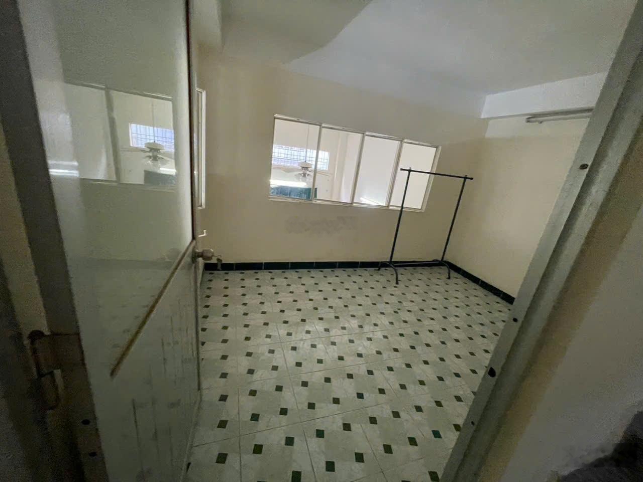 Bán gấp nhà ngang 6m 1 trệt 2 lầu + sân thượng 4 phòng ngủ ngay phường 8, Quang Trung