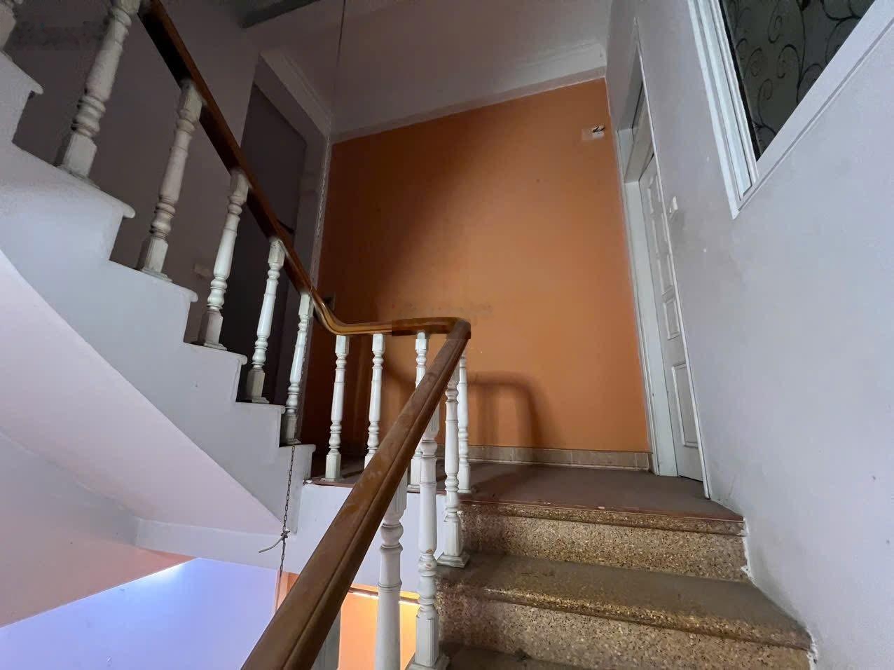 Bán nhà 4 tầng cũ mặt ngõ phân lô Lê Thanh Nghị-cách phố 10m-ô tô đỗ cửa vào nhà-kd vp,phòng khám