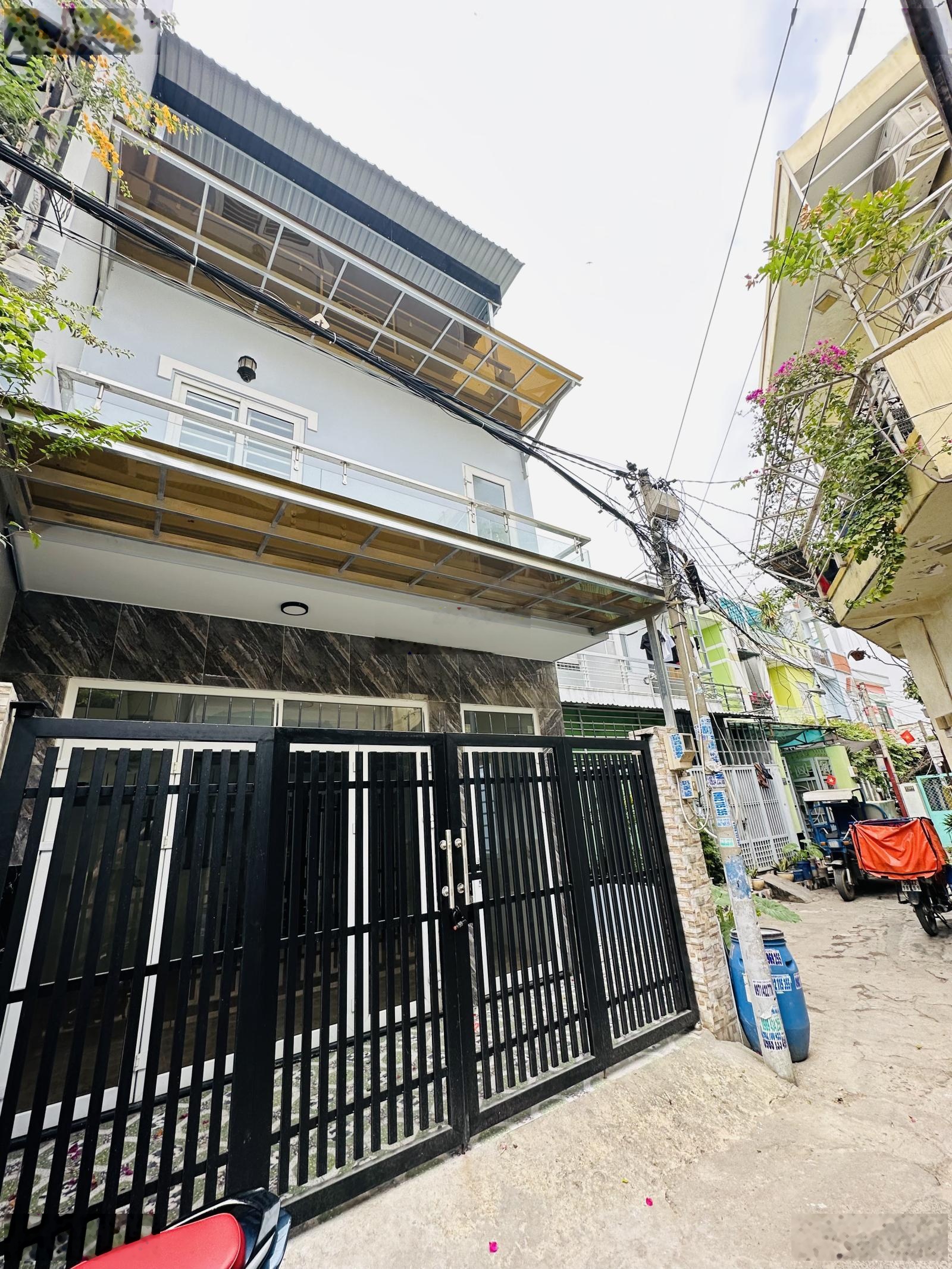 Bán nhà 3 tầng ngang rộng 6,5m, đường oto vào nhà, nhà mới đẹp ở ngay, sát bên Phạm Văn Đồng